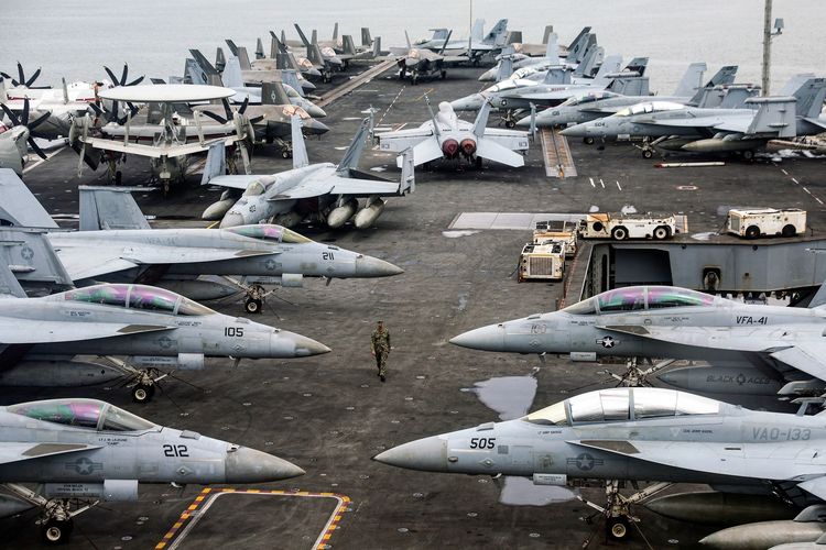 Jet tempur Amerika Serikat diparkir di dek kapal induk USS Abraham Lincoln sata kunjungan media di Pelabuhan Klang, Kuala Lumpur, Malaysia, 26 November 2024. Kapal induk Amerika ini menjadi sorotan utama dalam kemungkinan serangan ke Iran, Januari 2026.
