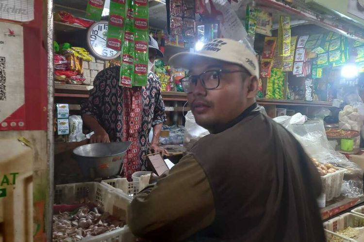 Seorang pembeli bertanya soal harga beras SPHP di Pasar Peterongan Semarang, Jawa Tengah.