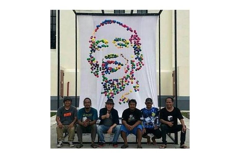 Pelaku seni atau seniman asal Yogyakarta, Bambang Paningron, membuat instalasi berbentuk wajah Jokowi dari bola warna-warni yang dipamerkan di Solo.