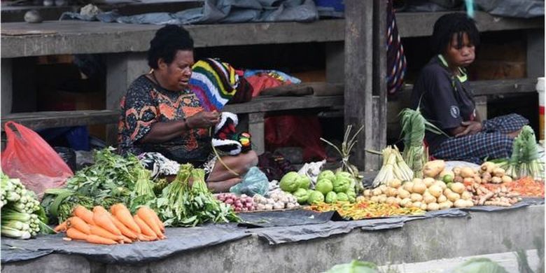 Sejumlah pedagang berjualan di Pasar Tradisional Tolikelek, Kota Wamena, Kabupaten Jayawijaya, Papua, Kamis (10/10). Pasca kerusuhan pada 23 September 2019, kini kondisi Wamena mulai aman dan kondusif, aktivitas sekolah, pasar tradisional dan pelayanan pemerintahan mulai kembali normal. 