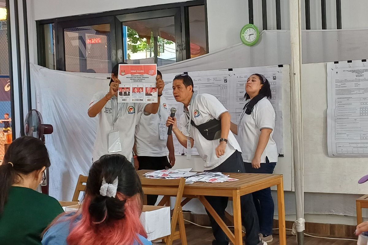 Penghitungan surat suara calon presiden (capres) dan calon wakil presiden (cawapres) di Tempat Pemungutan Suara (TPS) 144 Kelurahan Sunter Jaya, Tanjung Priok, Jakarta Utara, berlangsung kondusif, Sabtu (24/2/2024). 