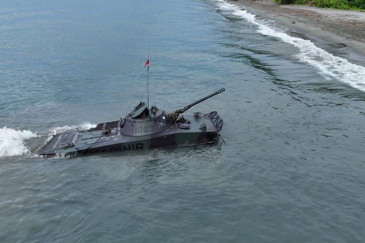 TNI Angkatan Laut, dalam hal ini Komando Armada (Koarmada) III, menggelar latihan pendaratan amfibi di Pantai Ransiki, Kabupaten Manokwari Selatan, Papua Barat, Senin (29/4/2024).