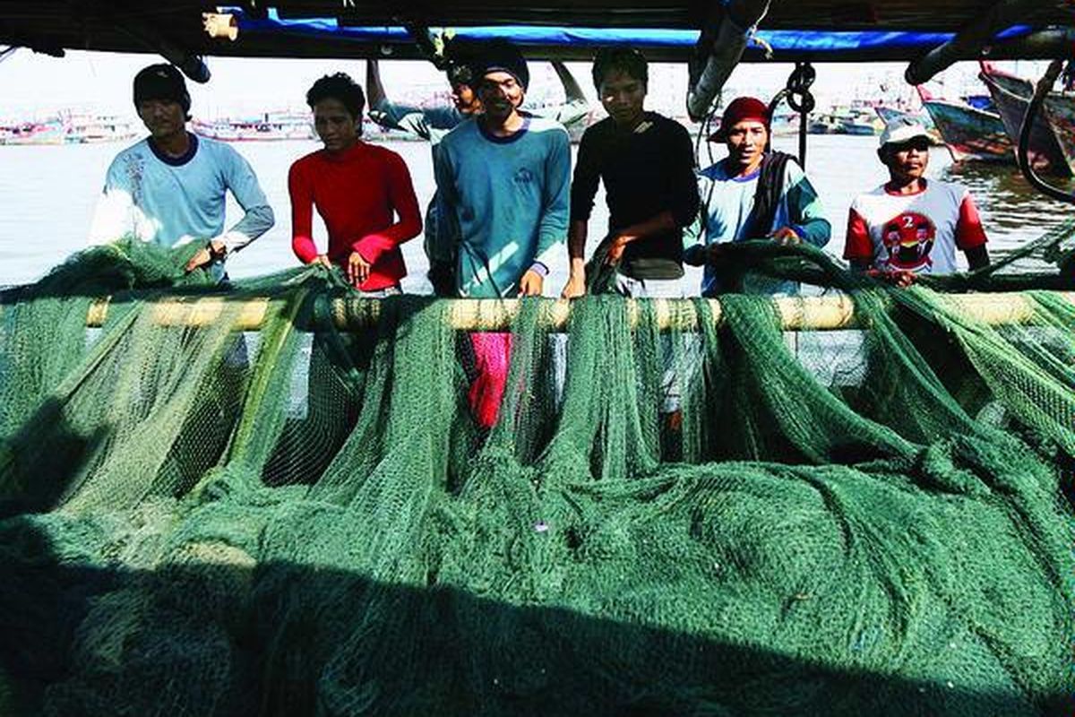 Nelayan merapikan jaring mereka sebelum berangkat mencari ikan di Pelabuhan Tempat Pelelangan Ikan Muara Angke, Jakarta Utara. Hari Nelayan Indonesia yang diperingati tanggal 6 April seperti menguak riwayat 