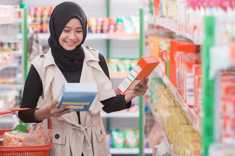 Ilustrasi konsumen berbelanja produk halal. 
