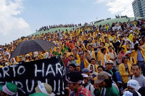 Riuh Rendah Mahasiswa di Gedung DPR/MPR Jelang Mundurnya Soeharto...