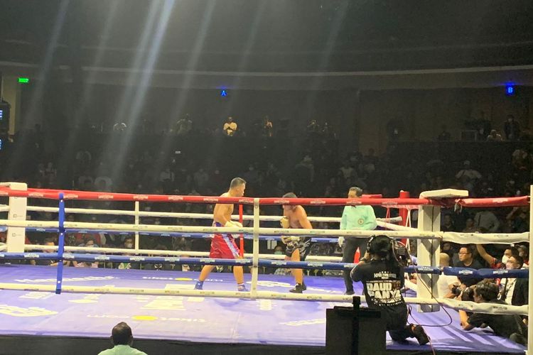 Aksi Daud Yordan kala menuntaskan perlawanan petinju asal Thailand, Panya Uthok, dalam duel MPRO Evolution Fight Series 2022 di balai Sarbini, Jakarta, Jumat (1/7/2022).