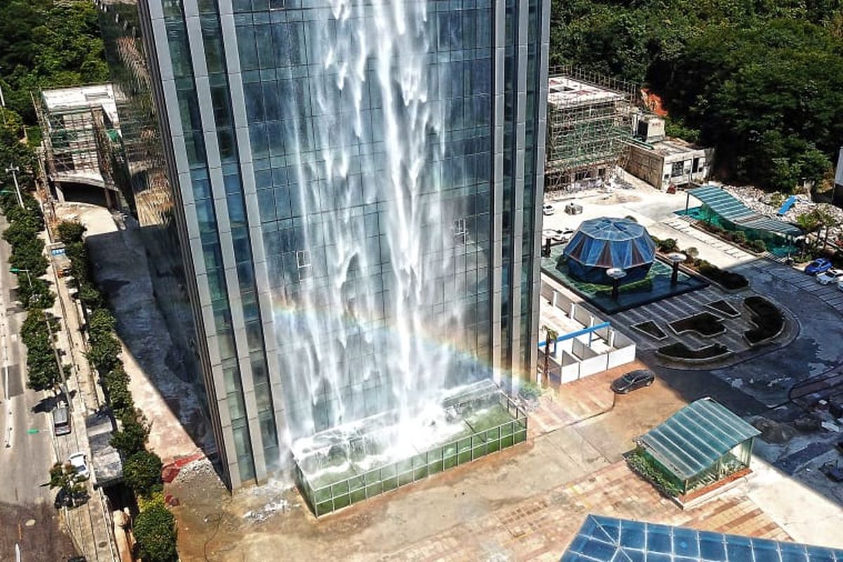 Gedung bernama Liebian International Plaza ini salah satu pencakar langit yang memmiliki tinggi 121 meter.