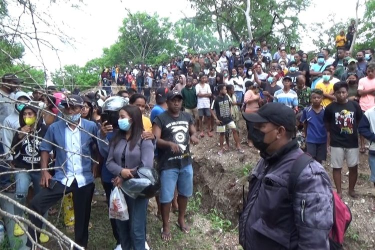 Warga Kota Kupang, NTT padati lokasi rekonstruksi kasus pembunuhan ibu dan bayi