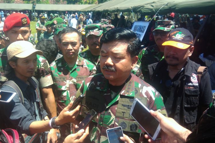 Panglima TNI Marsekal TNI Hadi Tjahjanto saat di Lapangan Bedoyo, Kecamatan Ponjong, Gunung Kidul, Yogyakarta.