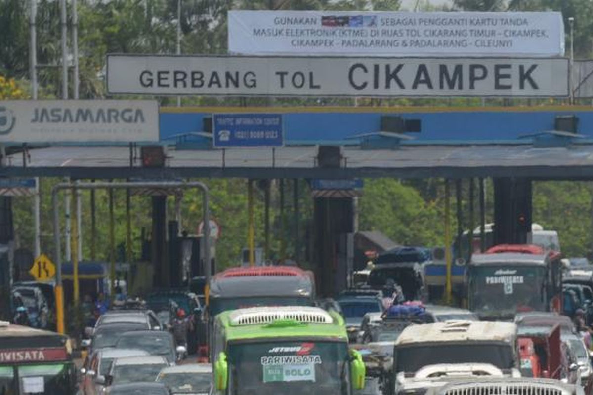 Kendaraan terjebak kemacetan setelah melewati  gerbang Tol Cikampek , Kabupaten Purwakarta, menuju Simpang Jomin, Kabupaten Karawang, Jawa Barat, Kamis (24/7/2014). Dari pukul 00.00 hingga pukul 15.00, sebanyak 23.623 kendaraan telah melewati gerbang tol tersebut dengan puncak jumlah kendaraan yang melintas per jam sebanyak 2.619 kendaraan. Puncak arus mudik di gerbang tol tersebut diperkirakan berlangsung pada hari ini (Jumat, 25/7/2014).