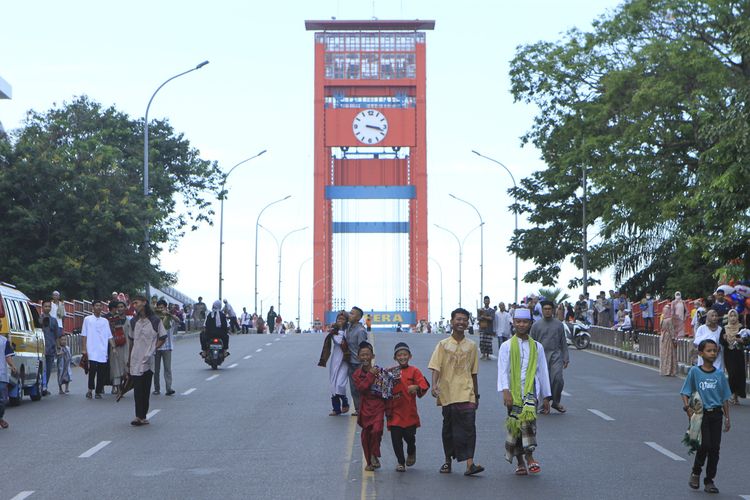 Jembatan Ampera Palembang ditutup saat pelaksanakan Shalat Idul Adha 1443 Hijriah, Minggu (10/7/2022).