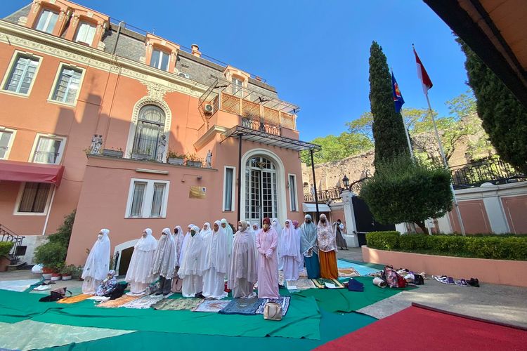 Suasana shalat Id 1443 H di KBRI Roma.