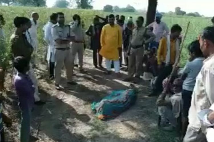 Polisi mengamankan lokasi ditemukannya jenazah seorang anak perempuan berusia 11 tahun di negara bagian Madhya Pradesh.