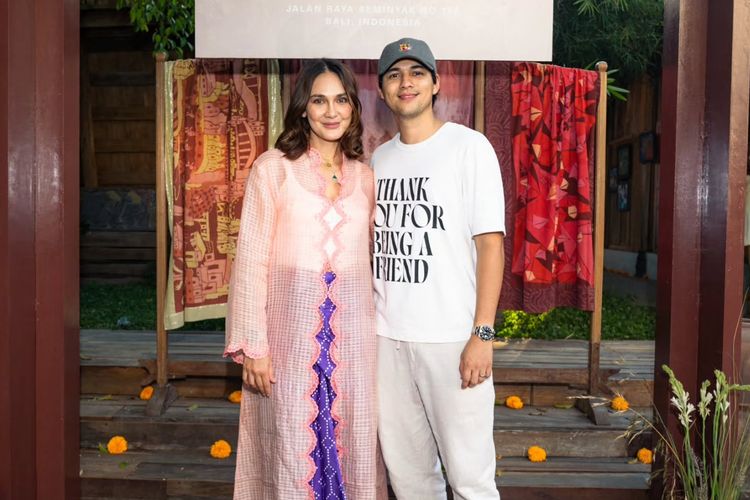 5 Gaya Luna Maya Saat Rayakan Ultah ke-43, Anggun Berkebaya Modern di Galeri sang Ayah