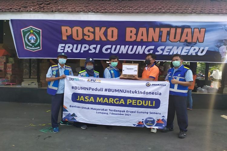 PT Jasa Marga (Persero) Tbk menyalurkan ratusan paket bantuan untuk korban bencana erupsi Gunung Semeru, Selasa (7/12/2021).
