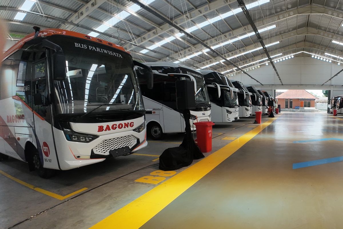 Deretan bus di Karoseri Laksana
