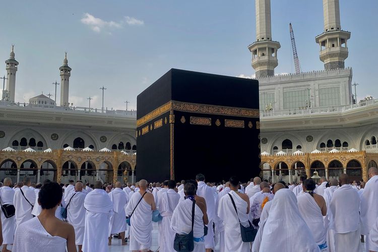 Menabung 13 Tahun, Pensiunan Guru SD di Tangerang Akhirnya Berangkat Haji di Usia 69 Tahun