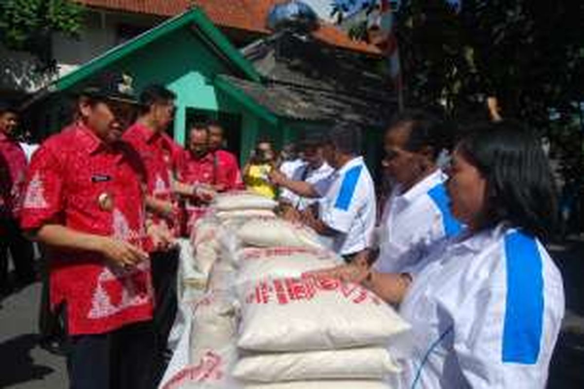 Bupati Semarang Mundjirin mengecek beras hasil produksi petani Kabupaten Semarang saat peluncuran program ‘Suka Bela’ Kabupaten Semarang, Rabu (1/6/2016)