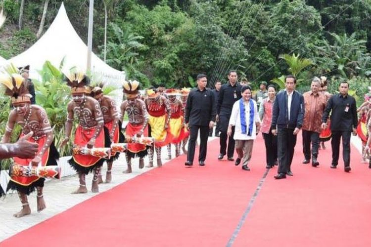 Presiden Joko Widodo didampingi Ibu Negara Iriana saat tiba di Sentani, Kabupaten Jayapura, Papua (17/10)