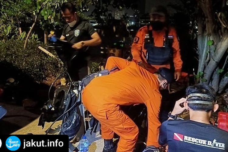 Tim SAR Gabungan mencari seorang pemancing bernama Adistyo Rifai (27) yang tenggelam di Danau Sunter, Tanjung Priok, Jakarta Utara, Minggu (8/8/2021). Adistyo dilaporkan tenggelam pada pukul 17.00 WIB.