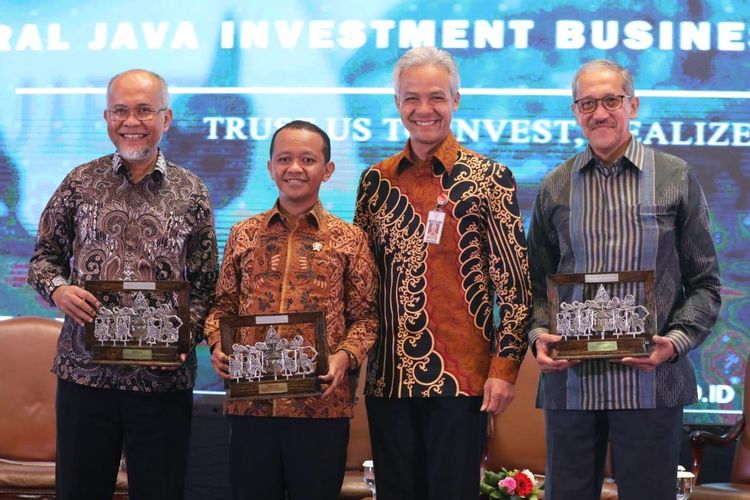 Kepala BKPM Bahlil Lahadalia (kiri tengah) dan Gubernur Jawa Tengah Ganjar Pranowo (kanan tengah) Central Java Investment Business Forum (CJIBF) 2019 di Birawa Assembly Hall Hotel Bidakara Jakarta, Selasa (5/11).