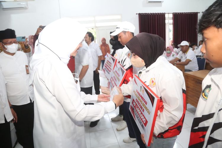 Bupati Ipuk saat menyerahkan simbolis reward kepada atlet 