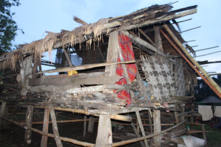 Rumah milik Regina Deta Karere di Kampung Rada Loko, Desa Mali Iha, Kecamatan Kodi, Kabupaten Sumba Barat Daya, Nusa Tenggara Timur (NTT), Minggu (6/12/2020) sore.