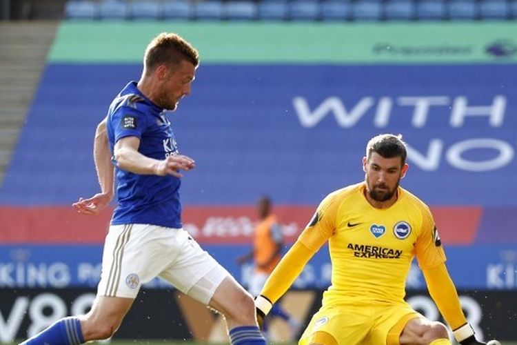 Jamie Vardy mencoba melewati kiper Mathew Ryan dalam laga Leicester vs Brighton pada lanjutan Liga Inggris pekan ke-31 yang digelar di King Power Stadium, Rabu (24/6/2020) dini hari WIB.