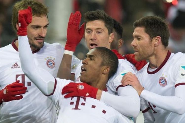 Dari kiri ke kanan: Bek Bayern Muenchen, Mats Hummels, penyerang Douglas Costa, striker Robert Lewandowski dan gelandang Xabi Alonso melakukan selebrasi setelah Lewandowski mencetak gol ke gawang SC Freiburg dalam pertandingan Bundesliga di Freiburg, Jerman, Jumat (20/1/2017).