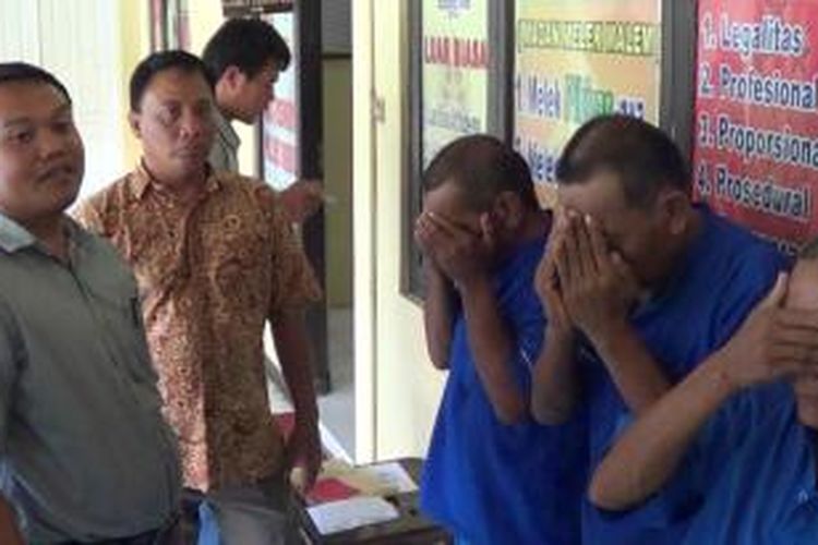 KBO Reskrim Polres Brebes, Jawa Tengah menginterogasi tiga kakek yang ditangkap karena menjadi bandar judi koprok.  