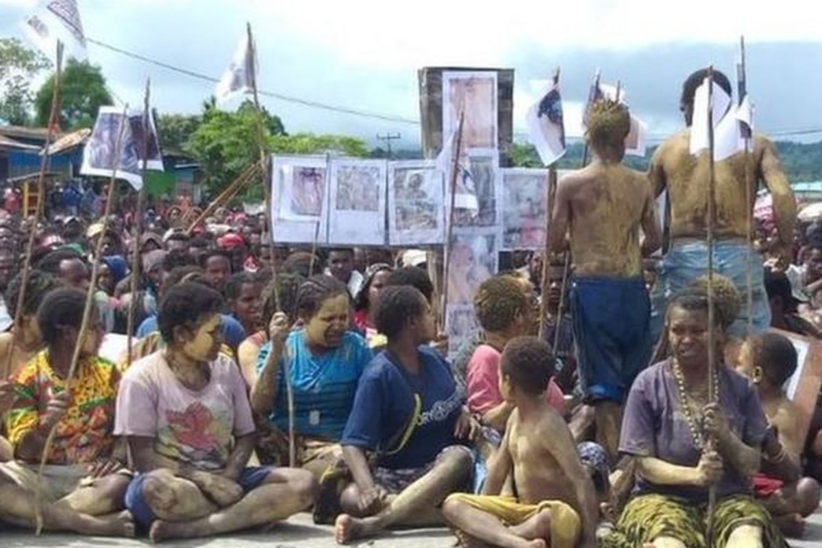 Gelombang aksi demonstrasi terjadi di Nduga, di pegunungan tengah Papua, menuntut keadilan tewasnya dua warga diduga oleh pasukan TNI.
