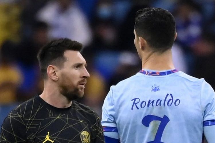 Penyerang PSG, Lionel Messi (kiri), berjalan melewati bintang Riyadh All-Star, Cristiano Ronaldo, Piala Musim Riyadh antara Riyadh All-Stars vs PSG di Stadion King Fahd di Riyadh pada Kamis 19 Januari 2023. Terkini, Messi akan tinggalkan PSG dan dia berpotensi jadi pemain dengan gaji tertinggi mencapai Rp 5,8 triliun per tahun jika pindah ke Liga Arab Saudi.