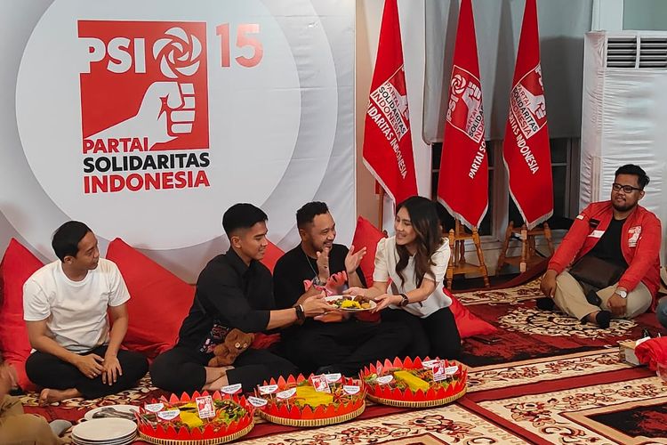 Momen Ketua Umum PSI Kaesang Pangarep memberikan tumpeng nasi kuning ke salah satu pendiri PSI yang kini anggota Dewan Pembina PSI, Isyana Bagoes Oka saat Kopdarnas HUT ke-9 PSI, di kantor pusat partai, Jakarta Pusat, Kamis (16/11/2023). 