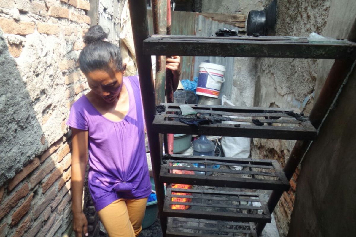 Karwati (37), warga RW 01 RW 02 Pasar Gaplok, Senen, Jakarta Pusat merupakan salah satu korban kebakaran yang terjadi di wilayah itu pada Sabtu (8/7/2017). Seluruh barang miliknya hangus  terbakar saat kejadian itu, Minggu (9/7/2017). 