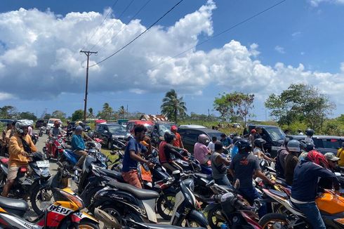 Antrean Panjang Warga Maluku Barat Daya demi Dapatkan BBM 