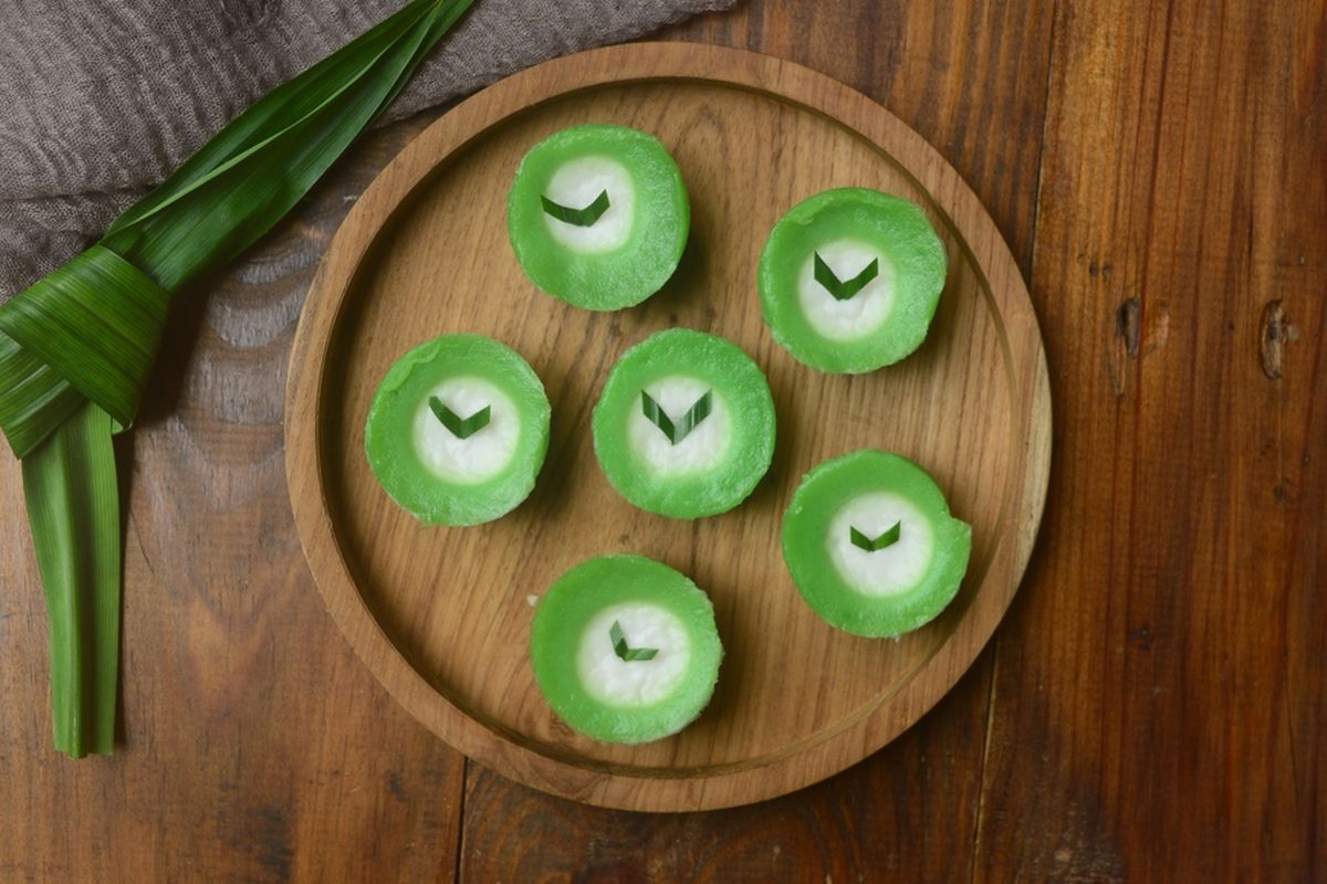 Kue basah klepon tradisional yang manis dan lembut, dihiasi kelapa parut untuk tampilan menggoda