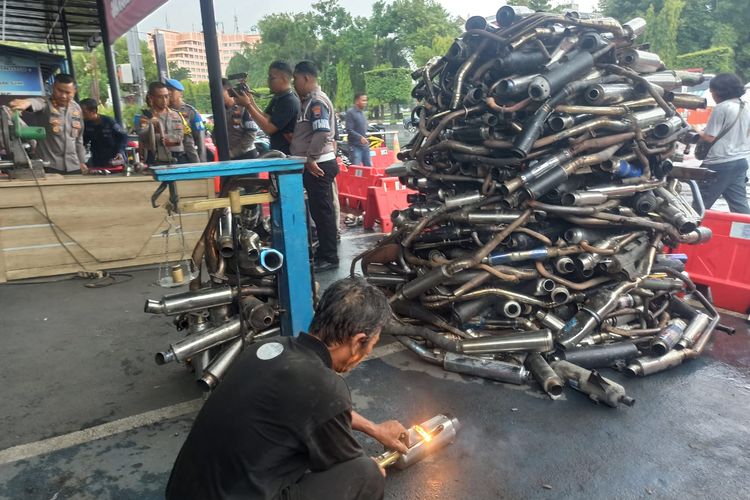 Polrestabes Semarang menyita ratusan knalpot brong menjelang tahapan kampanye terbuka, Jumat (19/1/2024).
