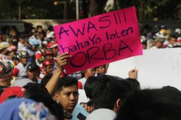Aktivis pro demokrasi berunjuk rasa menolak UU Pilkada yang baru disahkan oleh DPR, di Bundaran HI Jakarta Pusat, Minggu (28/9/2014). Aktivis mengumpulkan fotokopi KTP dan tandatangan warga ini untuk menggugat UU Pilkada di Mahkamah Konstitusi.