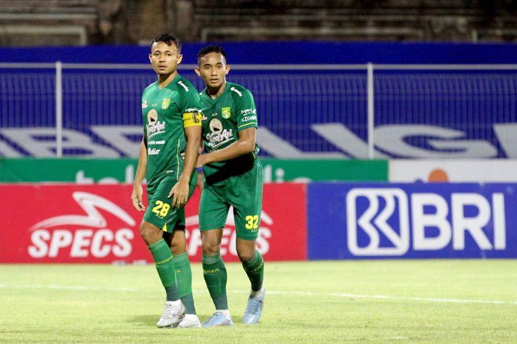 Pemain Persebaya Surabaya Arif Satria dan Rizky Ridho saat pertandingan pekan 19 Liga 1 2021-2022 melawan PSM Makassar yang berakhir dengan skor 2-1 di Stadion I Gusti Ngurah Rai Denpasar, Jumat (14/1/2021) malam.