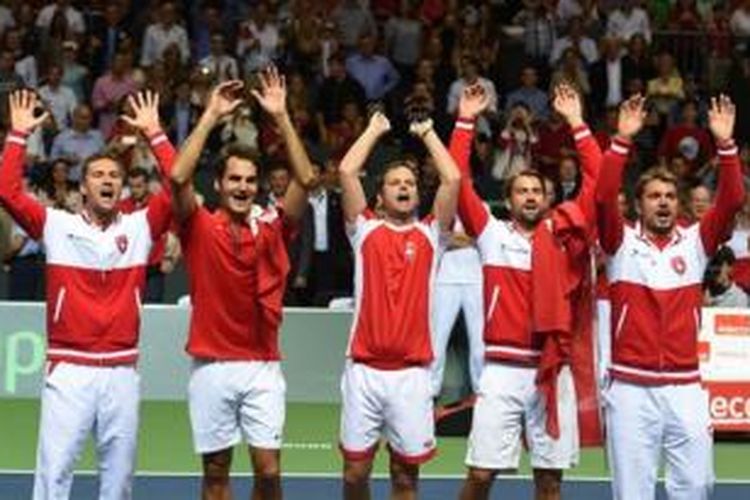Roger Federer (dua dari kiri) dan Stanislas Wawrinka (kanan) memperkuat Swiss yang akan melawan Perancis pada final Piala Davis di Lille, 21-23 November.