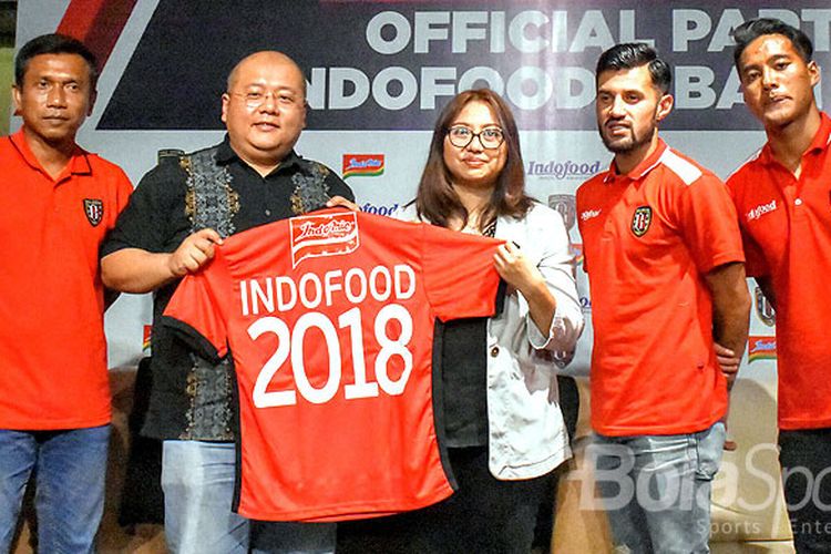 Pemain dan ofisial Bali United berpose bersama perwakilan Indofood pada jumpa pers perkenalan sponsor dan rekanan tim. (Kiri-kanan): Widodo Cahyono Putro (pelatih), Yabes Tanuri (CEO Bali United), Irma Priyanti (Indofood), Stefano Lilipaly, dan I Made Andhika Wijaya.