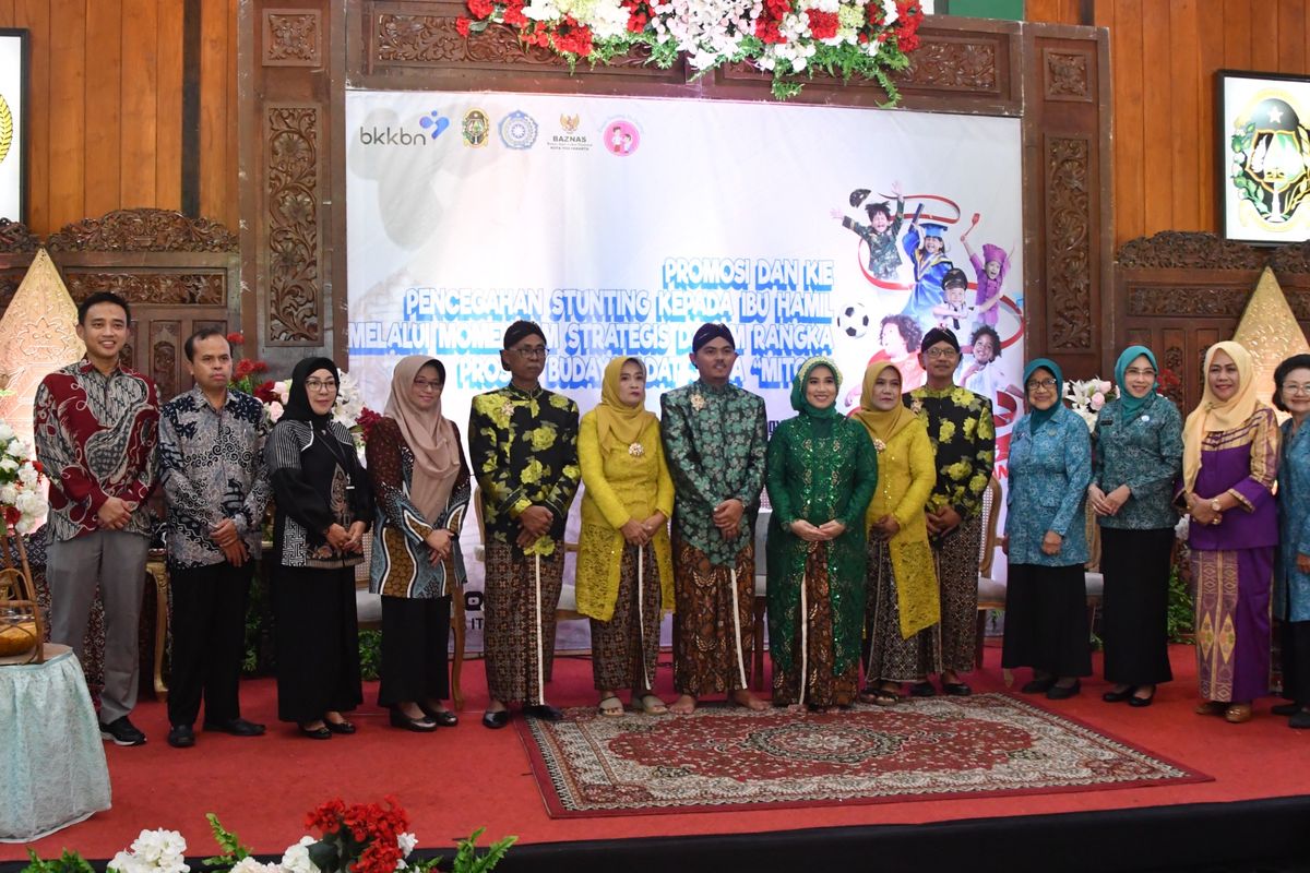 Di Kota Yogyakarta, BKKBN bersama Tim Penggerak PKK mengelar kegiatan edukasi kesehatan ibu hamil dan keluarga dengan memadukan tradisi Jawa yang dikenal dengan tujuh bulanan atau mitoni. 