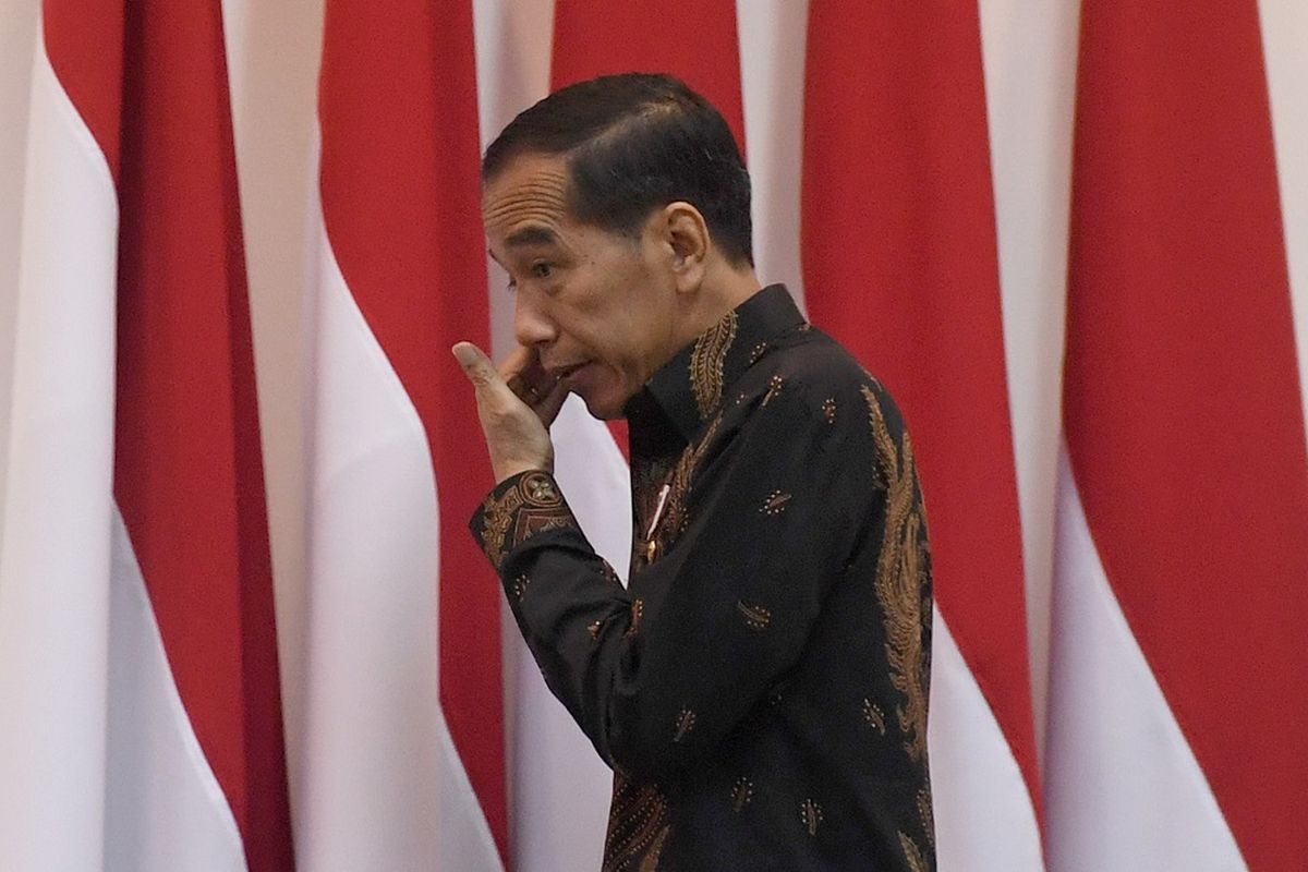 Presiden Joko Widodo tiba untuk memimpin rapat terbatas di Kantor Kepresidenan, Jakarta, Rabu (23/1/2019). Ratas itu membahas RUU tentang Minyak dan Gas Bumi. ANTARA FOTO/Akbar Nugroho Gumay/wsj.