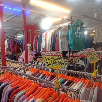 Pedagang pakaian bekas di Pasar Baru menyebut kualitas pakaian luar lebih baik dibandingkan produk lokal