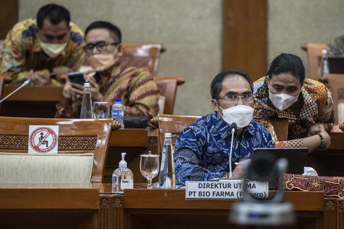 Direktur Utama PT Bio Farma (Persero) Honesti Basyir (kedua kanan) di Kompeks Parlemen, Senayan, Jakarta, Selasa (9/11/2021).