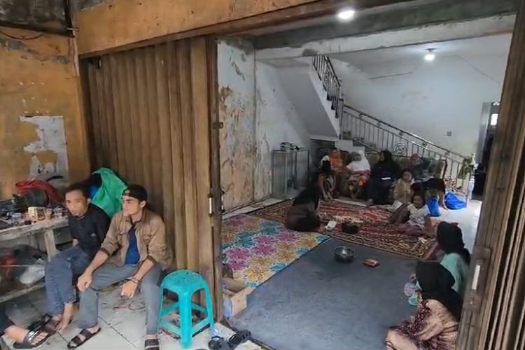 Suasana duka di rumah keluarga  Septian yang bekerja sebagai satpam di rumah mewah di Lawang Gintung, Kecamatan Bogor Selatan, Kota Bogor, Jawa Barat. Ia dikabarkan tewas dengan dugaan dibunuh oleh anak majikannya pada Jumat (17/1/2025).