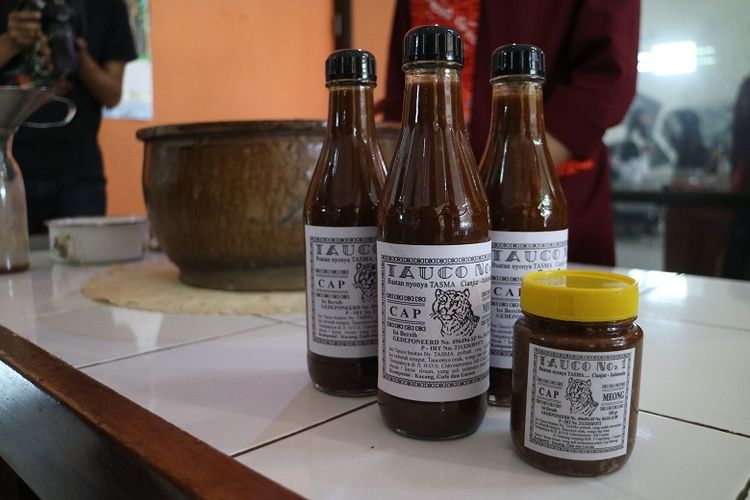 Tauco Cap Meong, merek tauco terkenal yang berasal dari Cianjur, berdiri sejak 1880 resep dan cara pembuatan masih mengunakan cara tradisional dan tidak dirubah sejak awal.