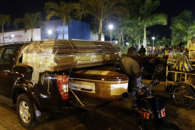 Peti mati untuk mayat narapidana yang tewas dalam kerusuhan penjara Ekuadir, Litoral, duduk di sebuah truk di luar kamar mayat di Guayaquil, Ekuador, Rabu, 29 September 2021. 