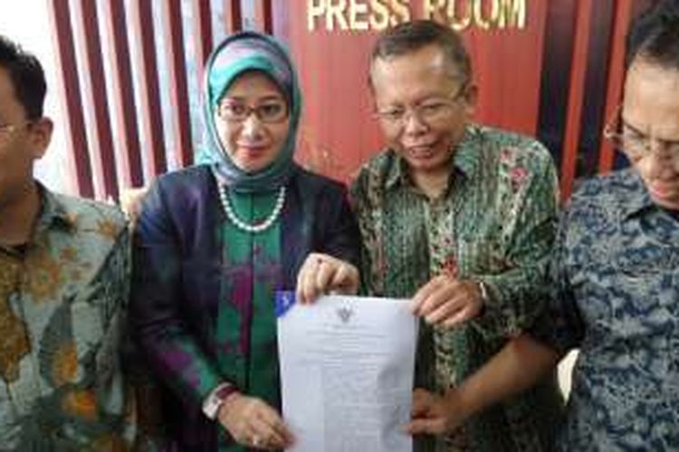 Sekretaris Jenderal DPP PPP Arsul Sani (kanan) bersama sejumlah pengurus DPP PPP usai serah terima Surat Keputusan Kepengurusan DPP PPP 2016-2021 di Kantor Kementerian Hukum dan HAM, Kuningan, Jakarta Selatan, Rabu (27/4/2016)
