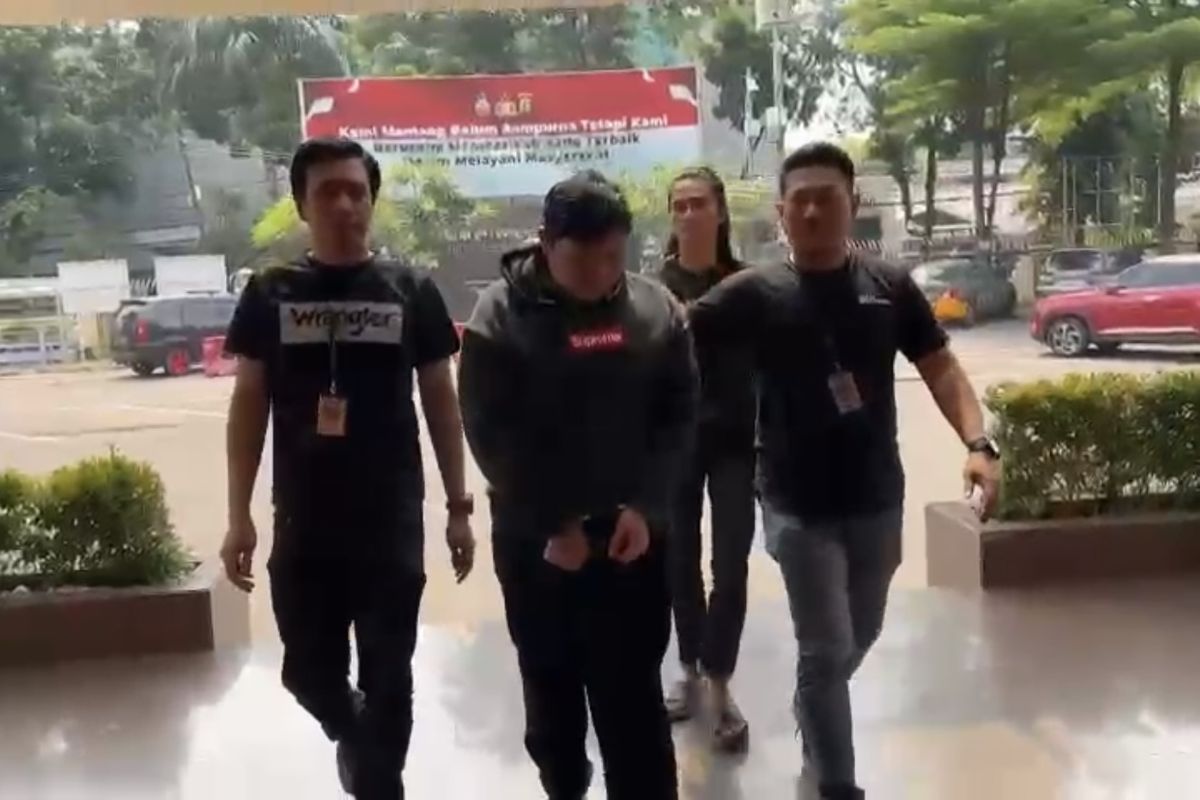 Pelaku pelecehan payudara di Lebak Bulus dibawa ke Polres Jakarta Selatan, Sabtu (7/6/2025).